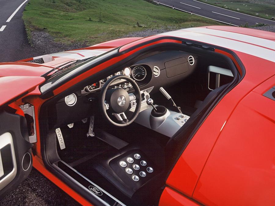 Интерьер Ford GT 2004 года  (фото 14 из 42)